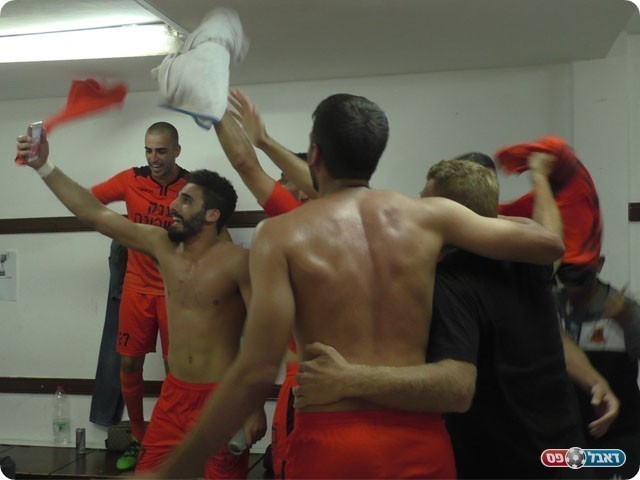 שחקני כפר שלם חוגגים עלייה לגמר הפלייאוף